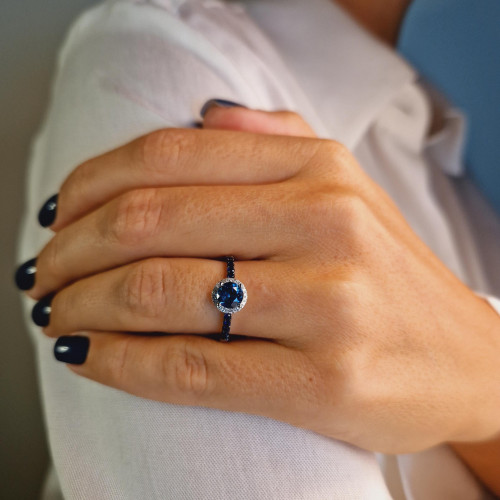 Gold ring with sapphire