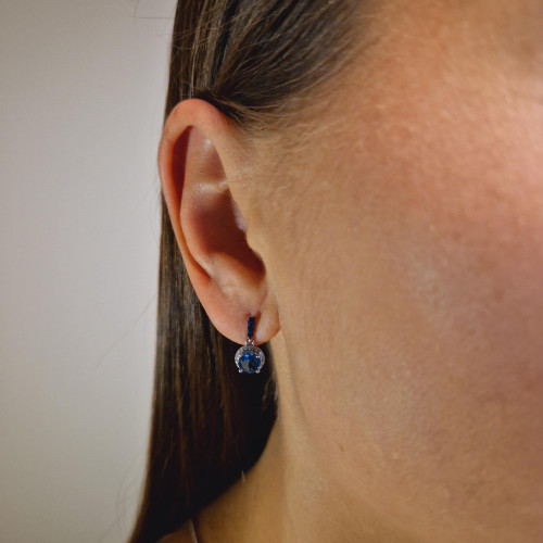 Gold earrings with sapphire