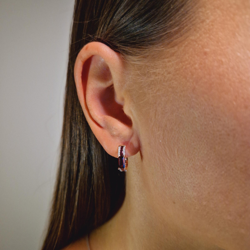 Golden earrings with garnet