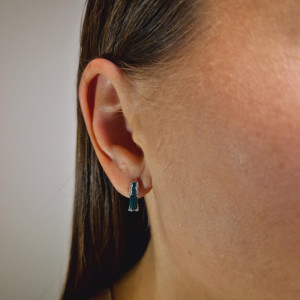 Gold earrings with emerald