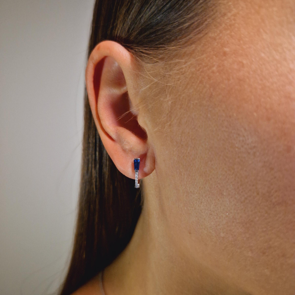 Gold earrings with sapphire