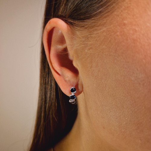 Gold earrings with sapphire