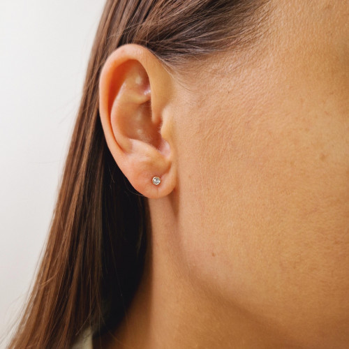 Gold earrings with diamonds