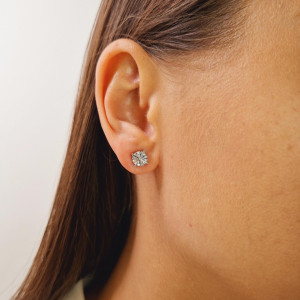 Gold earrings with diamonds