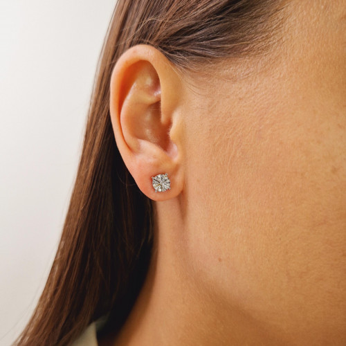 Gold earrings with diamonds