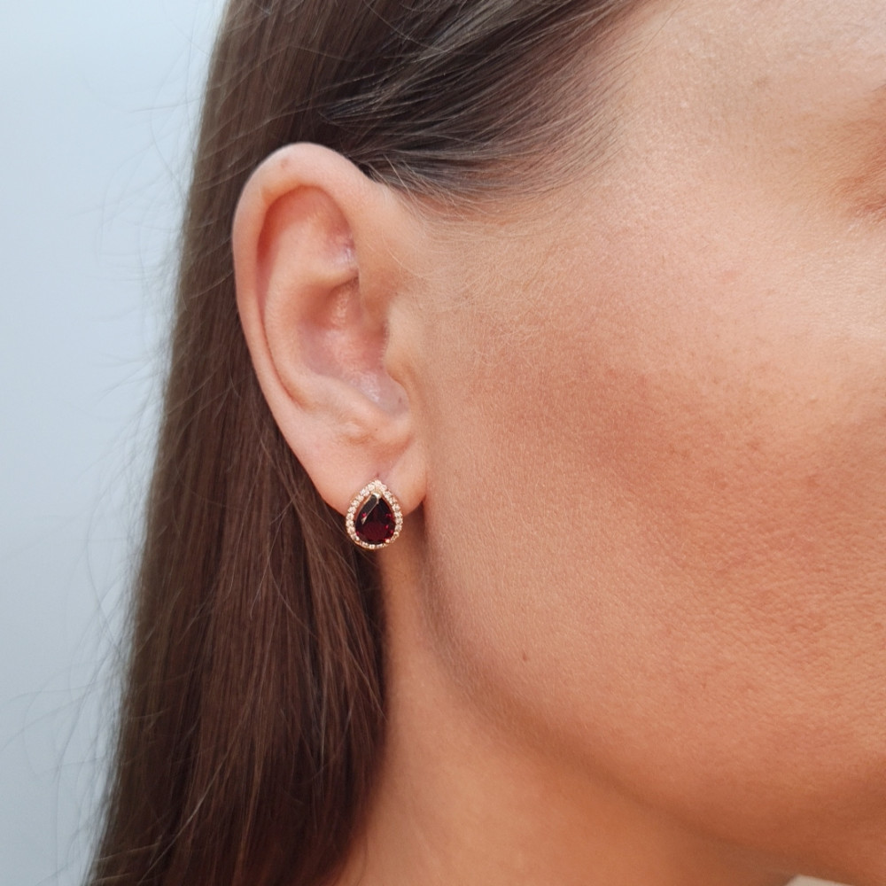 Golden earrings with garnet