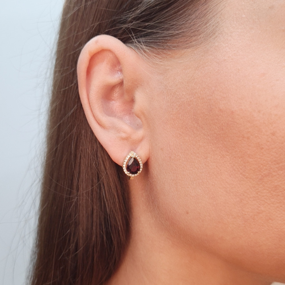 Golden earrings with garnet