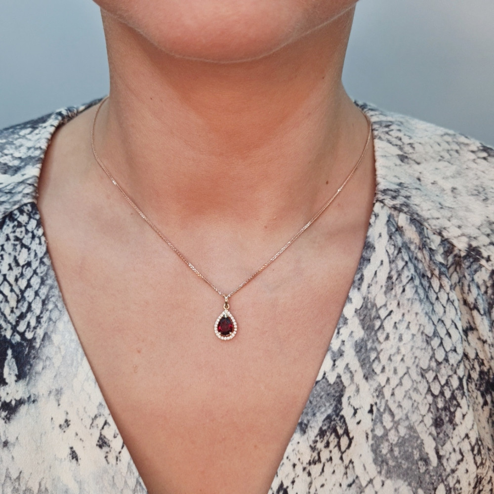 Gold pendant with garnet