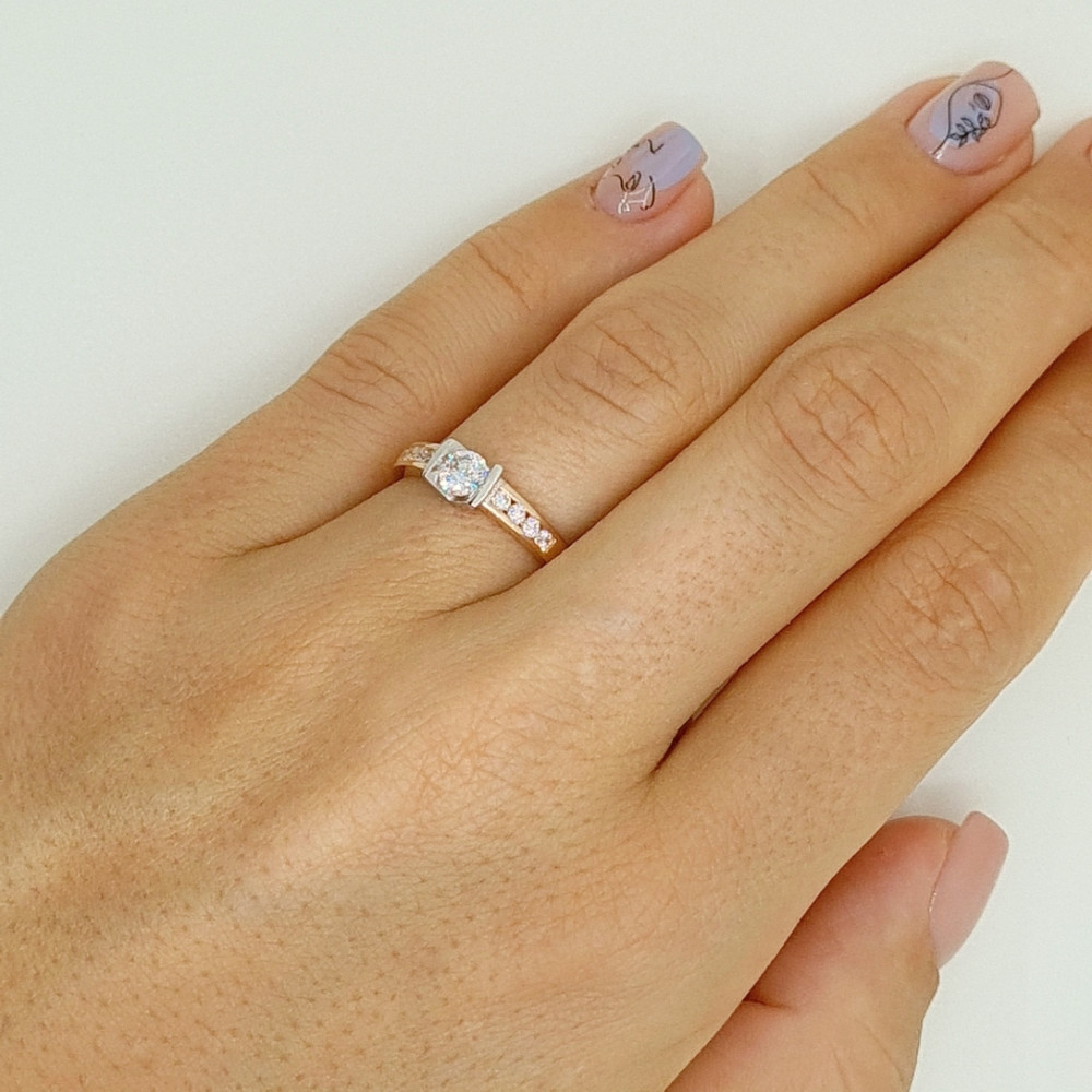 Kuldnesõrmus tsirkoonidega