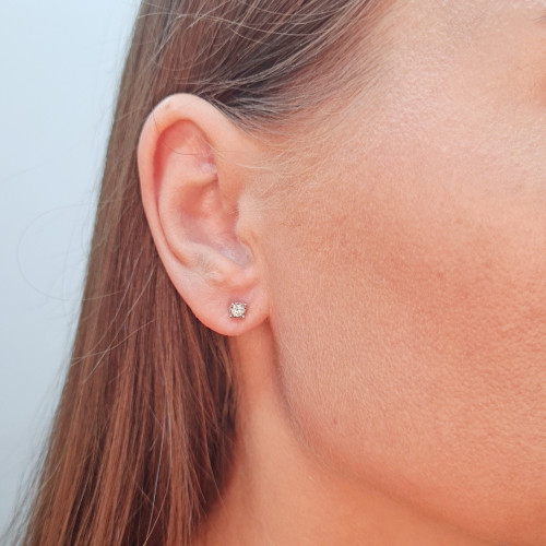 Золотый серьги с бриллиантом