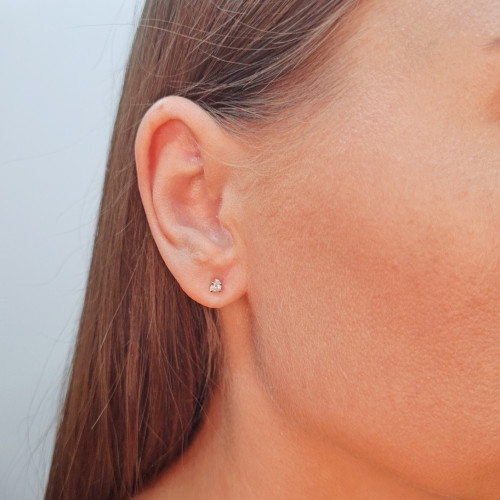 Gold earrings with diamonds