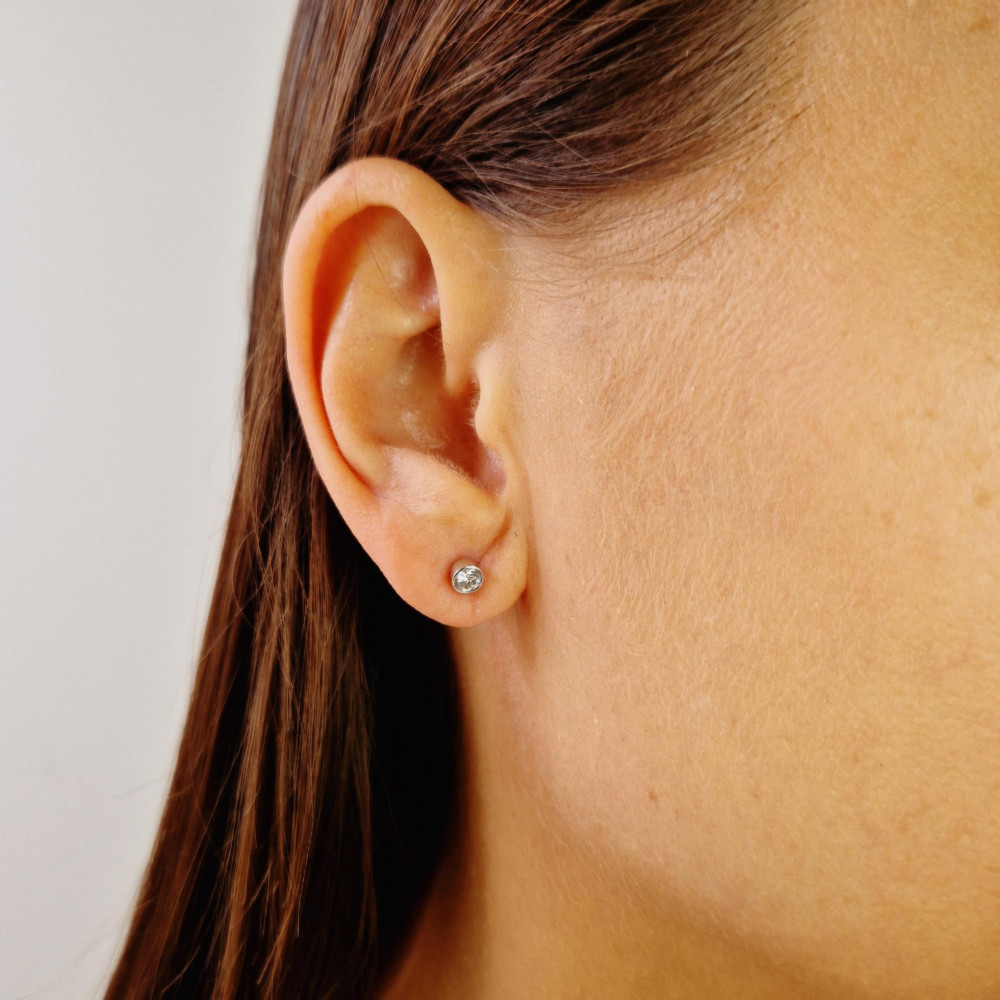 Золотый серьги с бриллиантом