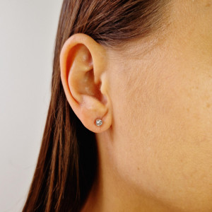 Золотый серьги с бриллиантом