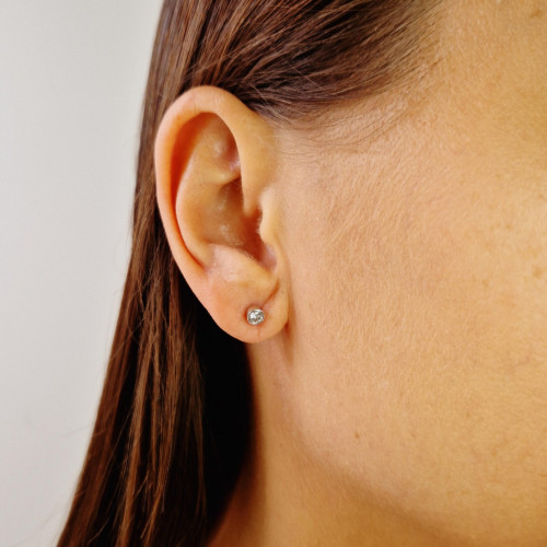 Vääriskividega kuldsed kõrvarõngad