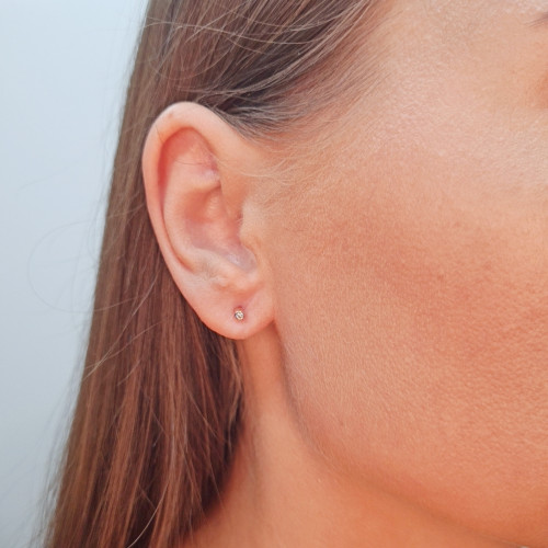 Gold earrings with diamonds