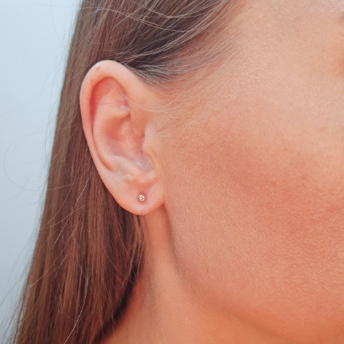 Gold earrings with diamonds