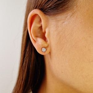 Gold earrings with diamonds