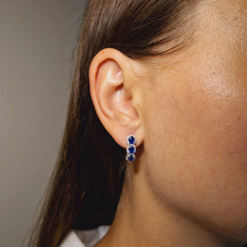 Gold earrings with sapphire