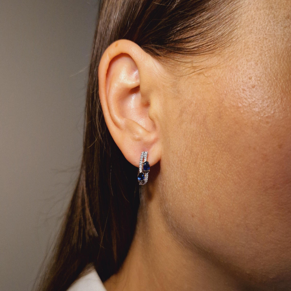 Gold earrings with sapphire