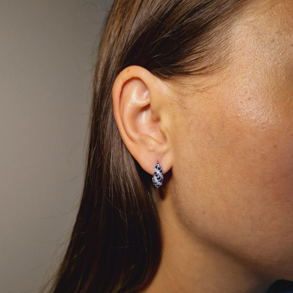 Gold earrings with sapphire