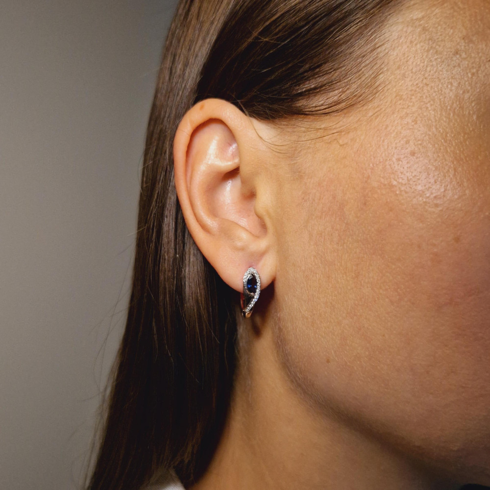 Gold earrings with sapphire