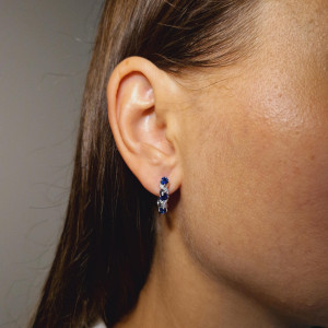 Gold earrings with sapphire