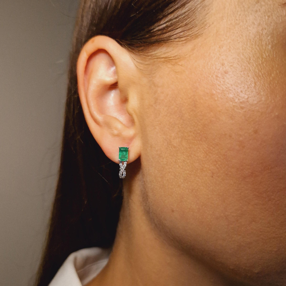 Gold earrings with emerald