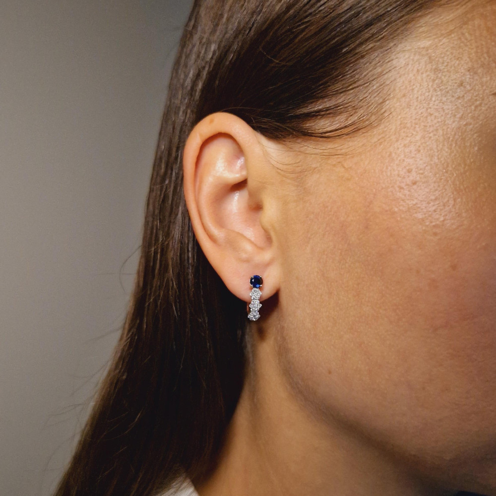 Gold earrings with sapphire