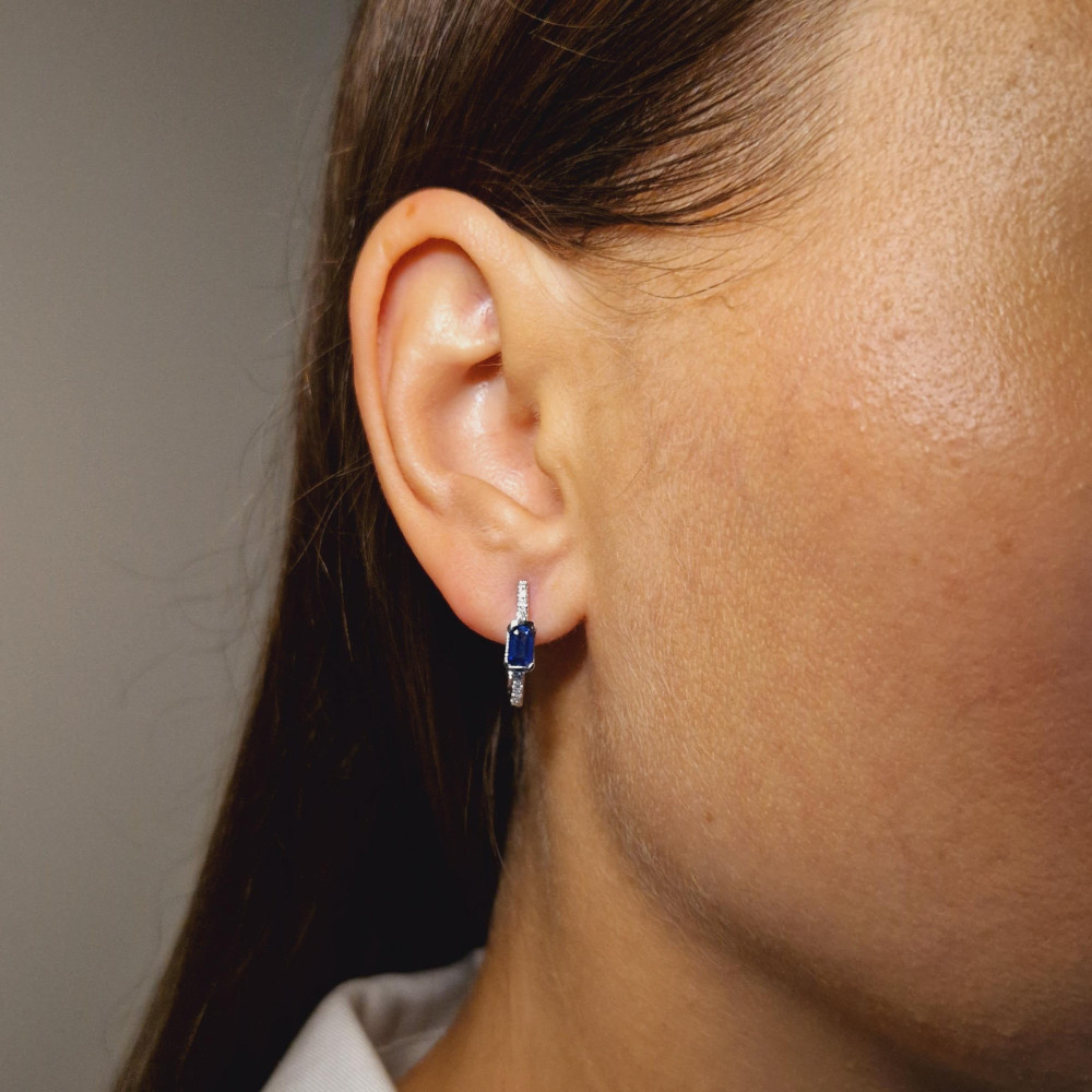 Gold earrings with sapphire