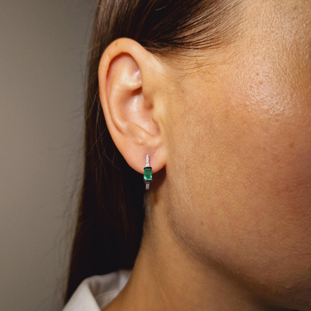 Gold earrings with emerald