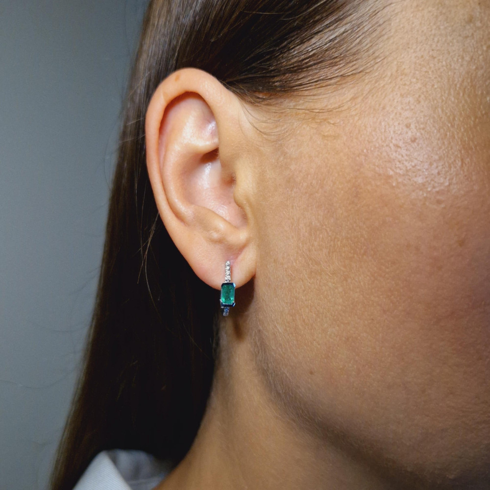 Gold earrings with emerald