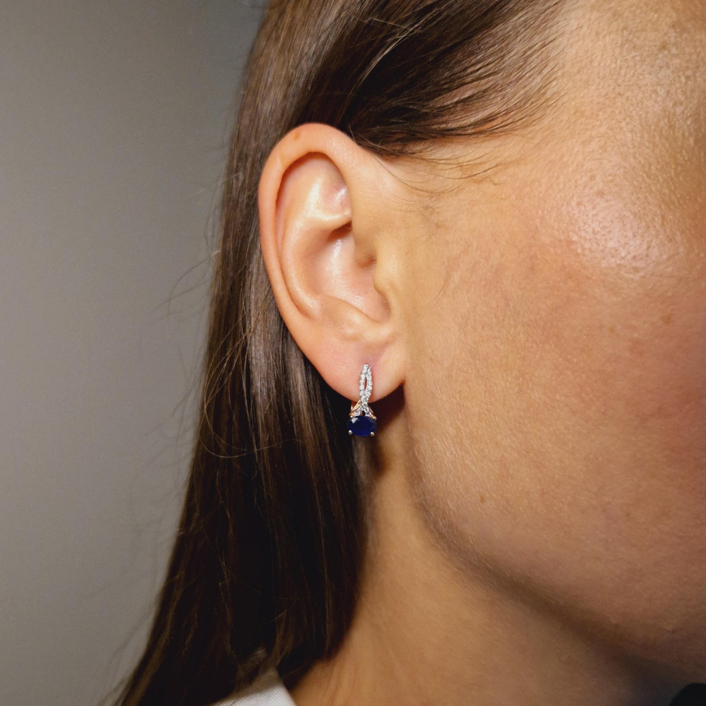 Gold earrings with sapphire