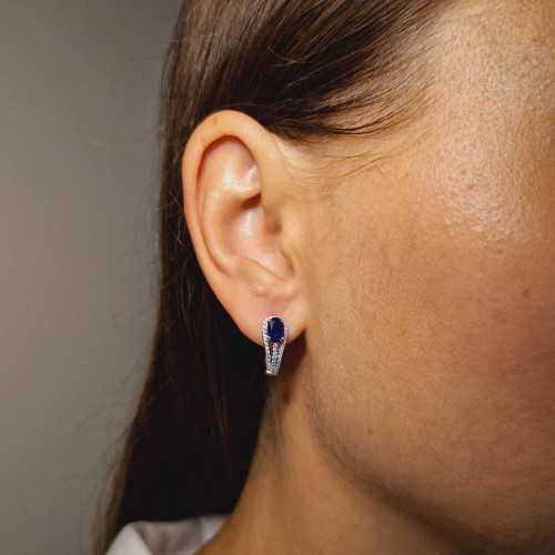 Gold earrings with sapphire