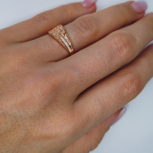 Golden ring with zircon