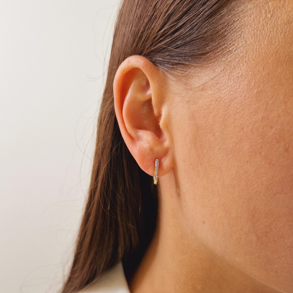 Gold earrings with diamonds