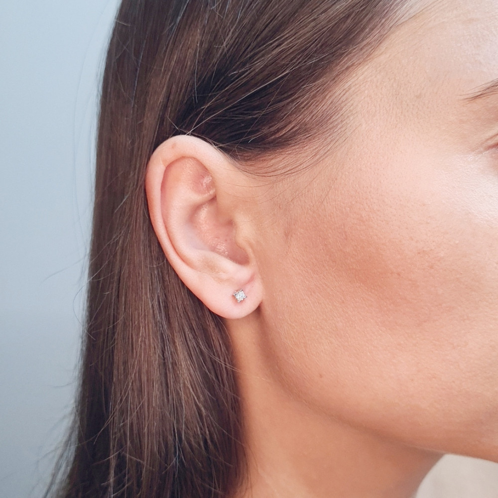 Gold earrings with diamonds