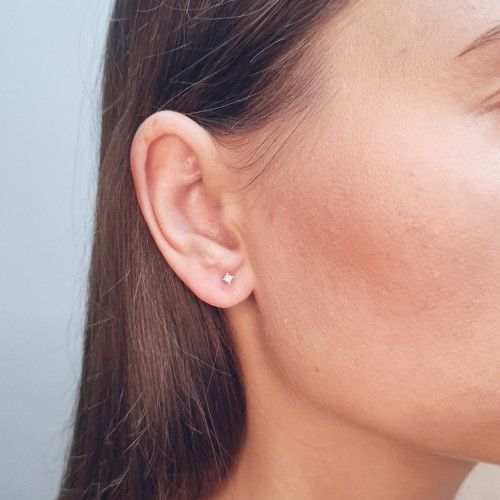 Gold earrings with diamonds