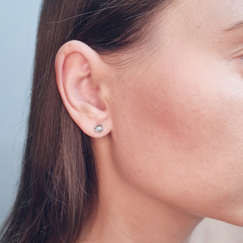 Gold earrings with diamonds