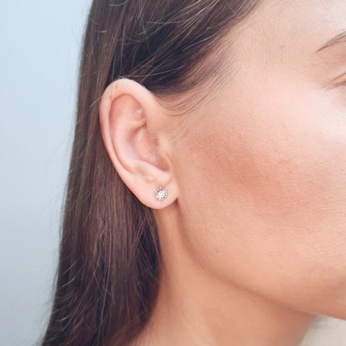 Gold earrings with diamonds