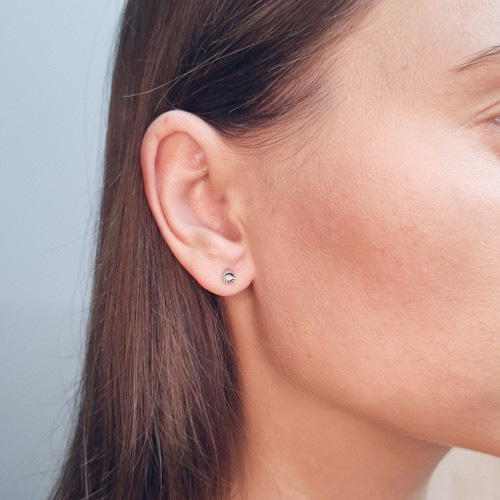 Gold earrings with diamonds