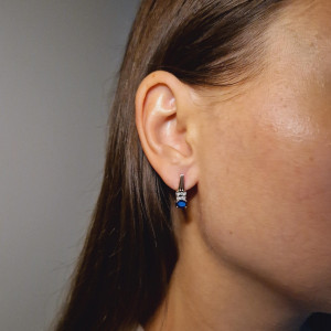 Gold earrings with sapphire