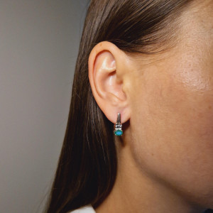 Gold earrings with emerald