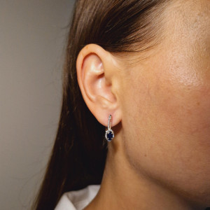 Gold earrings with sapphire