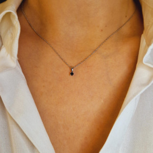 Auksinis pakabukas su brangakmeniu