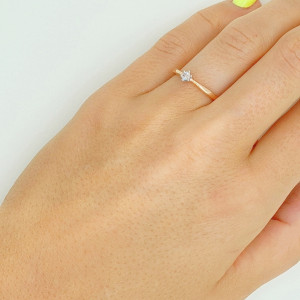 Gold ring with diamond