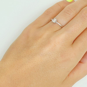 Gold ring with diamond