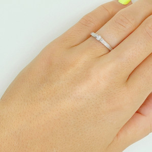 Gold ring with diamond