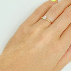 Gold ring with diamond