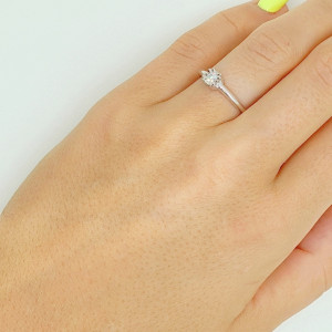 Gold ring with diamond