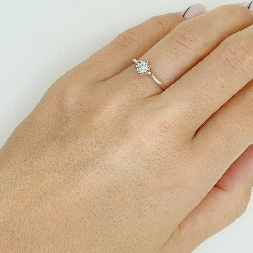 Kuldsõrmus briljandiga